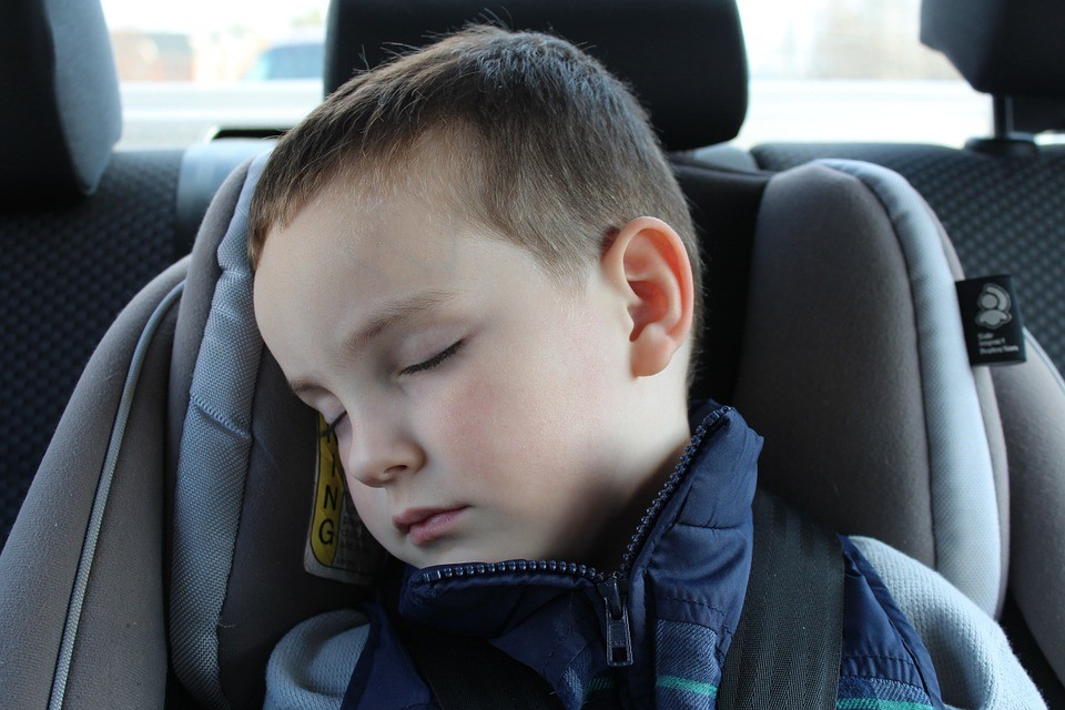 Llevar a los niños bien protegidos en el coche