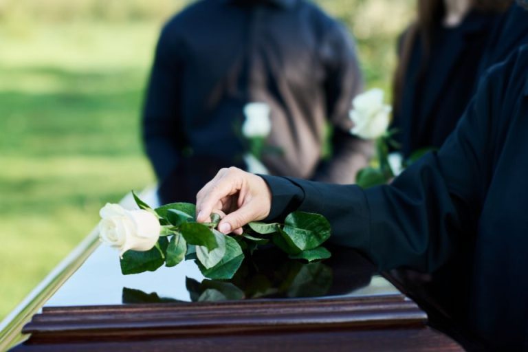 ¿Cuánto cuesta un entierro en España?
