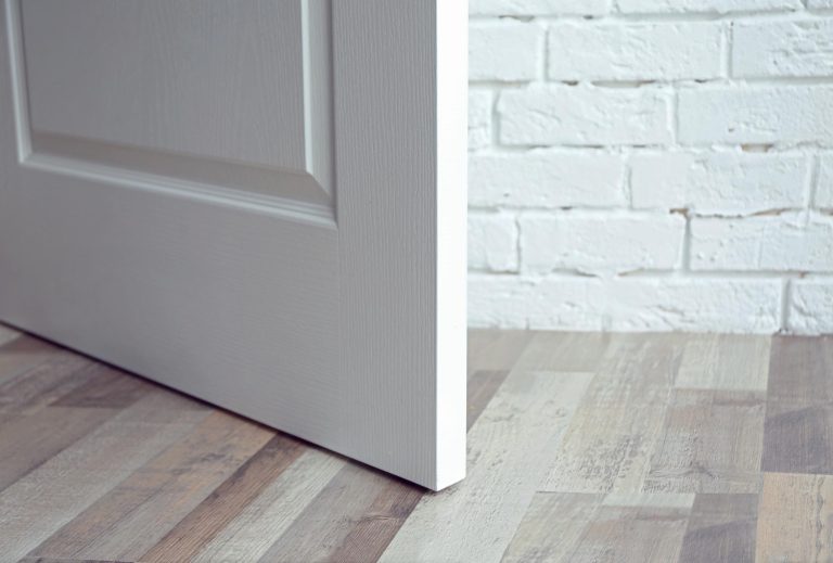 Qué hacer cuando una puerta roza el suelo